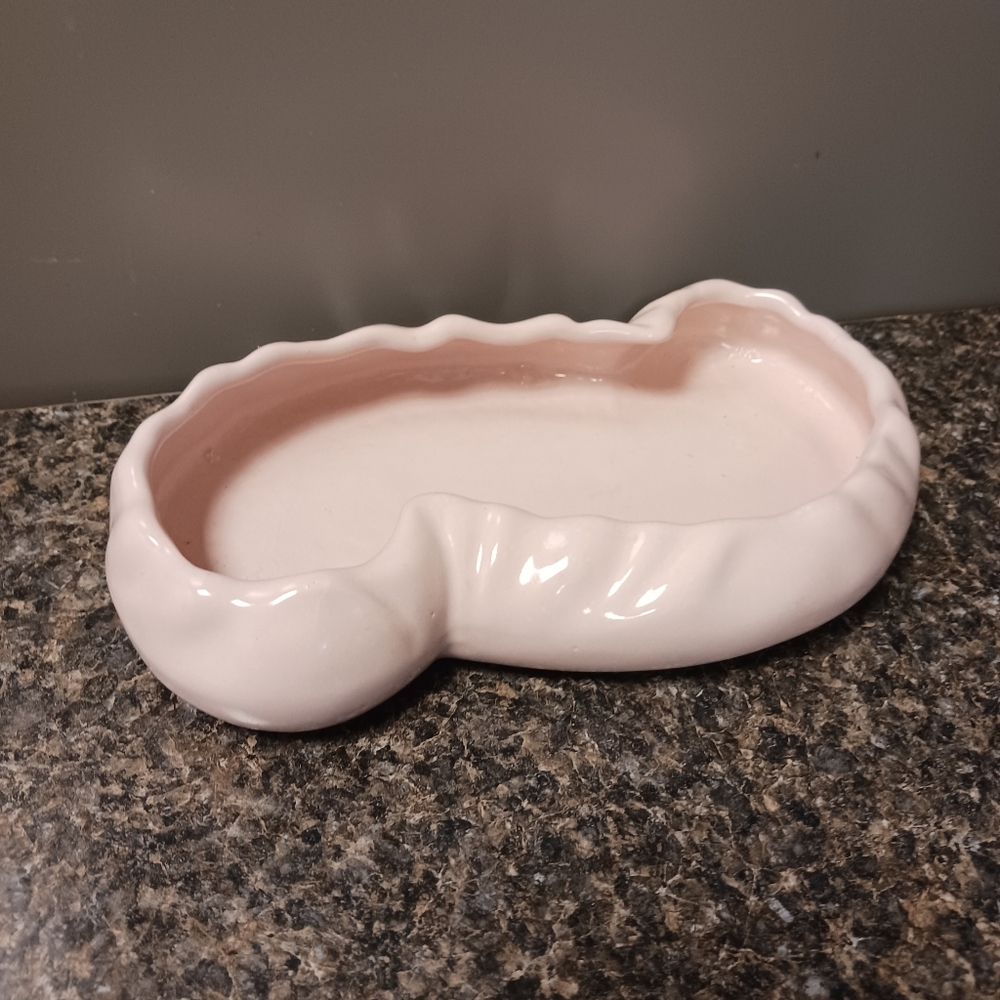 Vintage Haegar pink dish garden planter. Measures About 9 1/4"x 5"x 1 3/4".GUC
